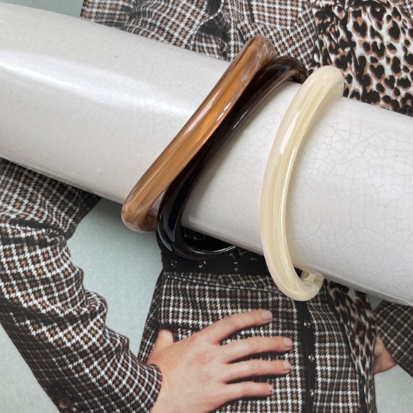 Bangle Trio Lucite Neutral Colors Swirled Wavy Oval - Picture 2 of 7